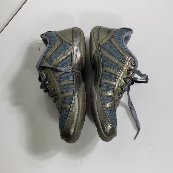 Nike shoes silver size 6.5 - Picture 2 of 9